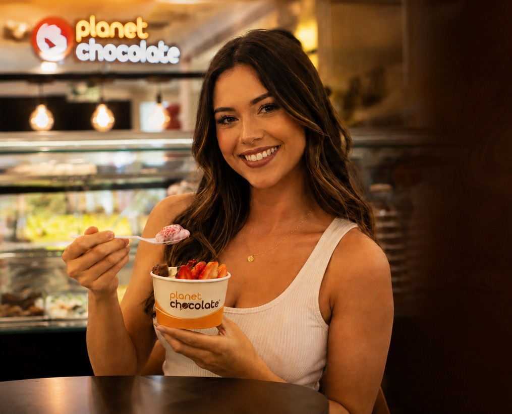 Cliente aproveitando um pote Planet Chocolate